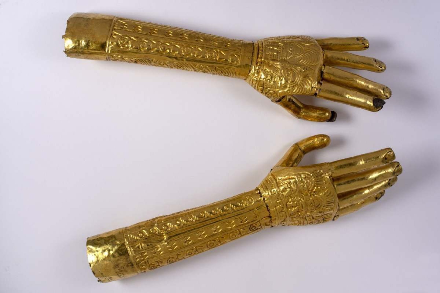 Luva (mãos direita e esquerda) Dourada.  Cultura Lambayeque, Costa Norte do Peru 900-1450 dC