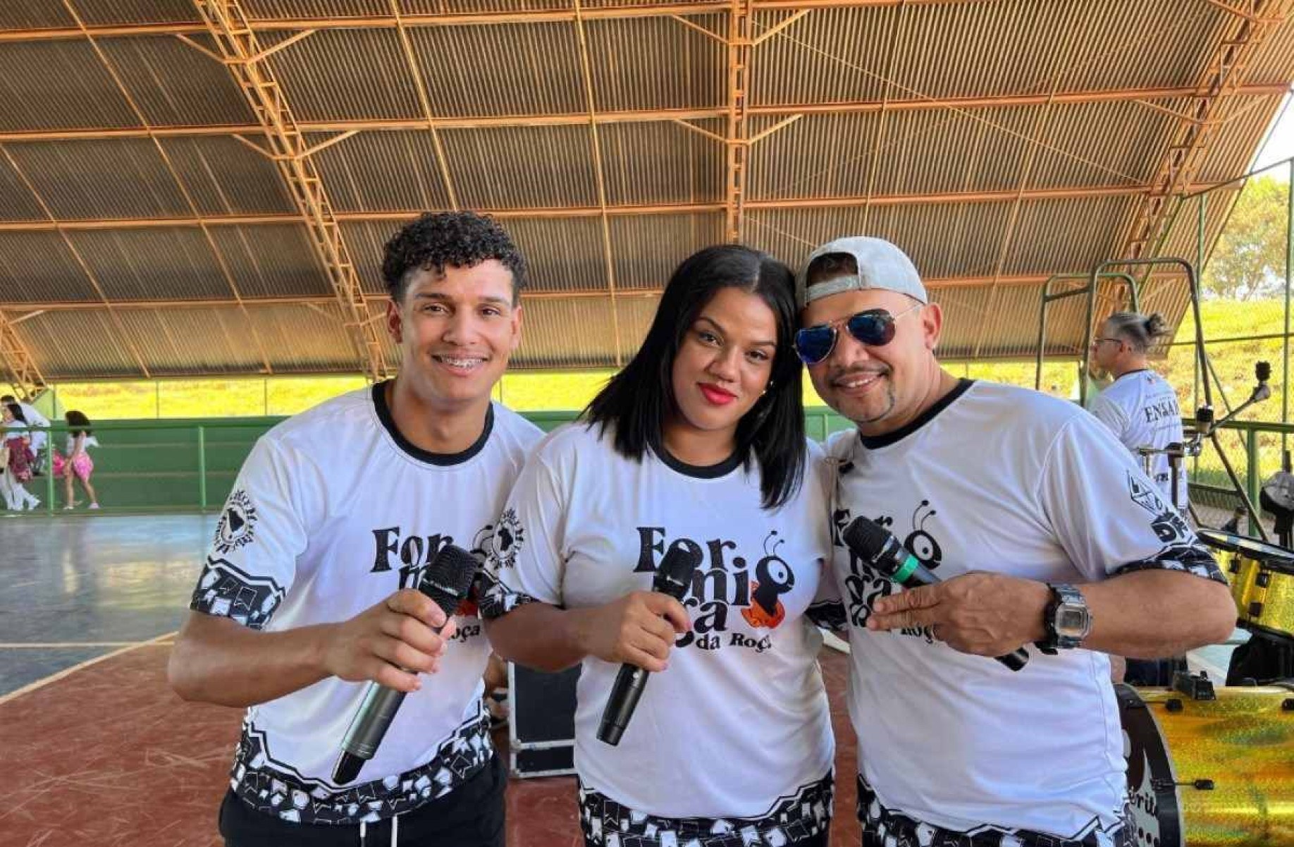 Cantores Patrick Rian, Evelyn Santos e Dinho Marra, da Formiga da Roça. 