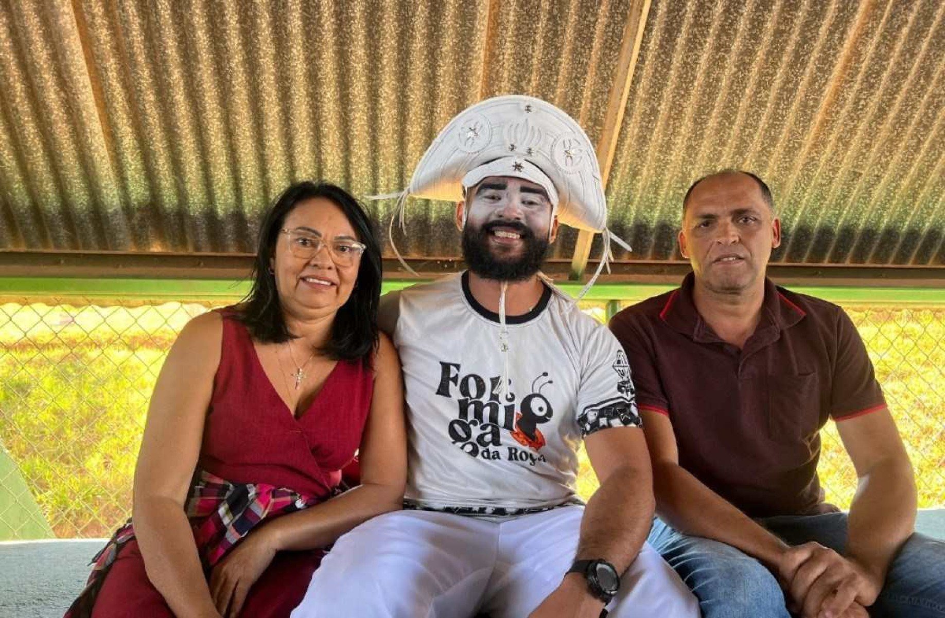 Quadrilheiro William de Sousa Oliveira junto a mãe, Lucia Nobre e o padastro Jose Roberto. Quadrilha Junina Formiga da Roça faz apresentação para a comunicade de São Sebastião, no Distrito Federal.