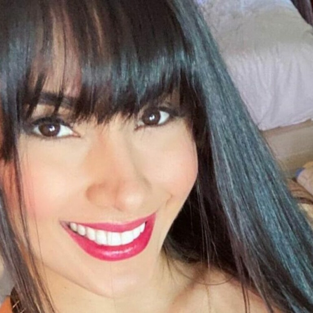 Juliana Caetano, do Bonde do Forró, se exibe no espelho