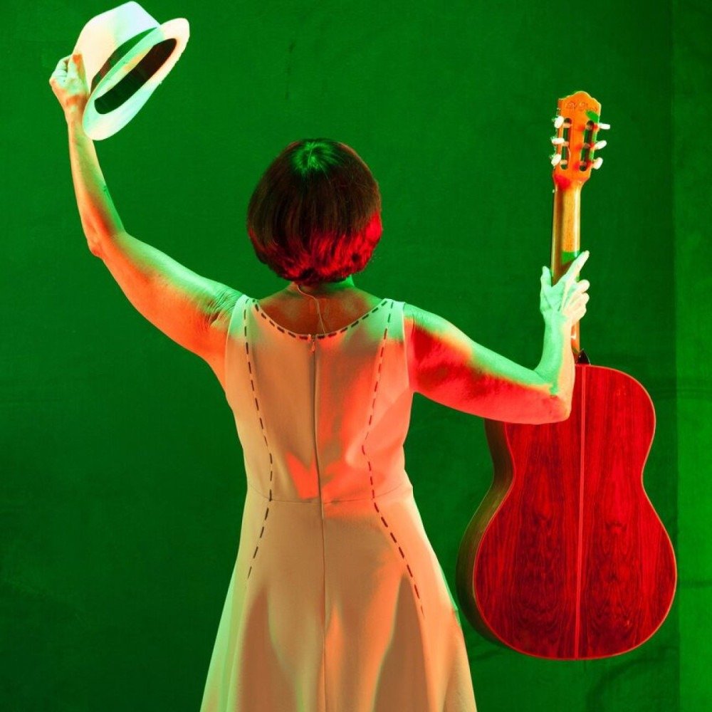 Zezé Polessa vive Nara Leão em musical dirigido por Miguel Falabella