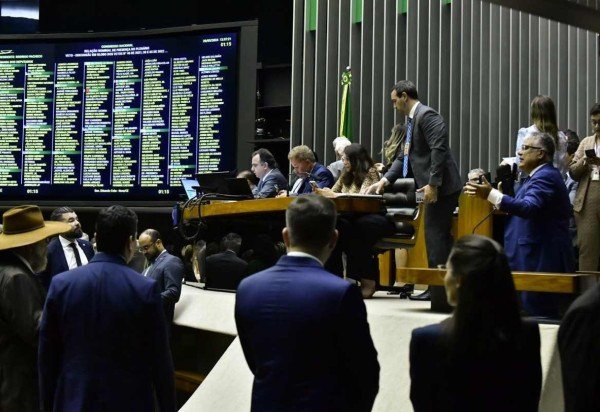 Plenário da Câmara dos Deputados durante sessão conjunta do Congresso Nacional destinada à deliberação dos vetos de nºs 46 de 2021; 30 e 65 de 2022; 9, 14 (dispositivos 1 a 3, 5 a 53, 55 a 58, 61 a 64, 66, 67, 109 a 114, 116, 119 a 315, 317, 319 a 390 e 393 a 397), 18, 26 (dispositivos 3 e 5 a 10), 36 (dispositivo 3), 39, 41, 45 (dispositivo 10), 46 (dispositivos 1 a 3, 6, 8 a 12 e 14), 47 (dispositivos 9 a 17) e 48 de 2023; e 1, 4 (dispositivo 64) e 8 de 2024; PLNs nos. 1, 2 e 5 a 11 de 2024; e eleição complementar do Conselho de Comunicação Social do Congresso Nacional.    