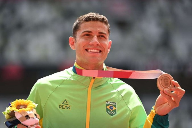 Braz foi medalha de bronze no salto com vara nos Jogos de Tóquio-2020 -  (crédito: Ina Fassbender / AFP)