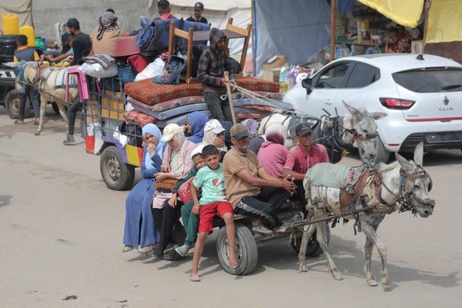 Palestinos chegam de carroça puxada por burro, em Khan Yunis, depois de fugirem de Rafah   -  (crédito: Bashar Taleb/AFP)