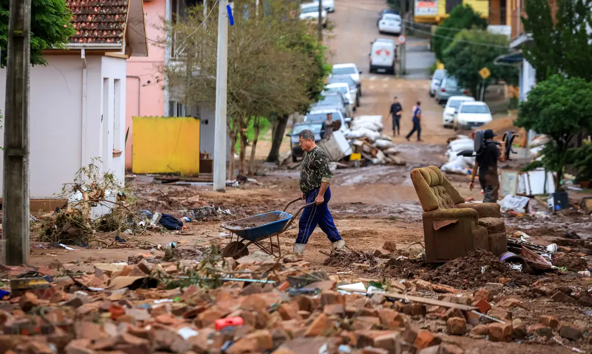 Porto Alegre envia, com atraso, dados para famílias receberem auxílio -  (crédito: EBC)