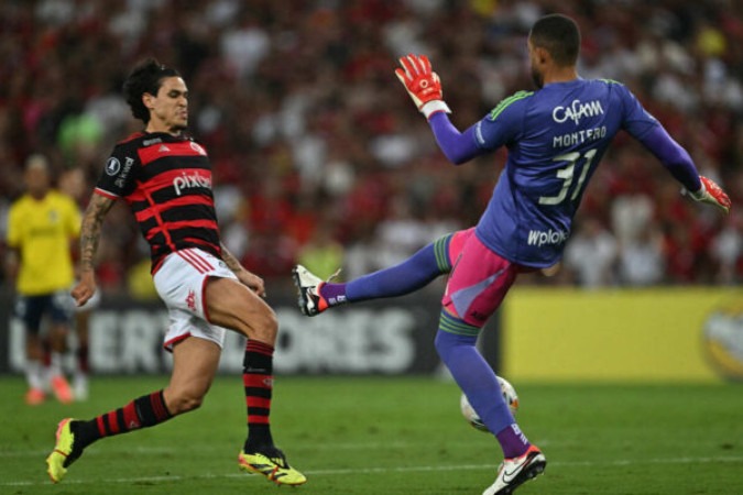 Pedro tira o goleiro Montero da jogada e faz o primeiro gol do Flamengo sobre o Millonarios -  (crédito: Foto: Mauro Pimentel/AFP via Getty Images)
