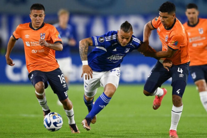  Millonarios' forward Leonardo Castro (C) vies for the ball with Universidad Catolica's defender Kevin Minda  and midfielder Layan Loor during the second leg Copa Libertadores second stage football match between Colombia's Millonarios and Ecuador's Universidad Catolica, at the El Campin stadium in Bogota on March 2, 2023. (Photo by Juan BARRETO / AFP) (Photo by JUAN BARRETO/AFP via Getty Images)
     -  (crédito:  AFP via Getty Images)