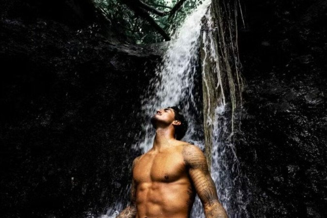 Gabriel Medina toma banho de cachoeira e recebe elogios -  (crédito: Reprodução/ Instagram)