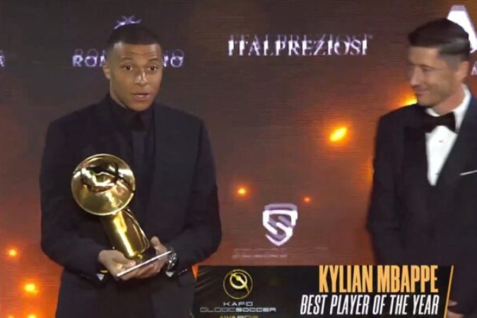 Mbappé com o prêmio de melhor jogador do mundo entregue no Globe Soccer Awards - Foto: Reprodução -  (crédito: Reprodução)