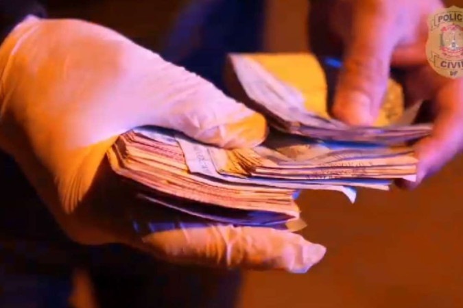Foram apreendidas máquina de contar dinheiro, cocaína, diversas balanças e grande quantidade de dinheiro -  (crédito: Reprodução/PCDF)