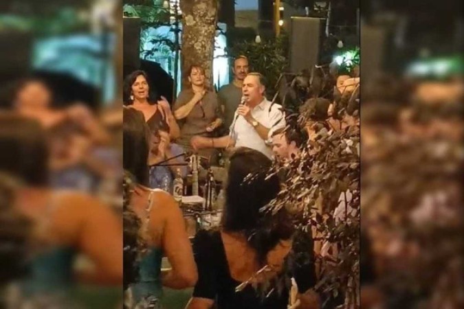 Luis Roberto Barroso canta em bar em Brasília -  (crédito: Redes Sociais/Reprodução)