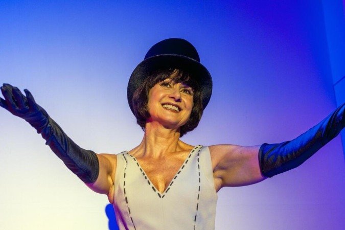 Zezé Polessa no musical Nara, sobre Nara Leão, com direção de Miguel Falabella