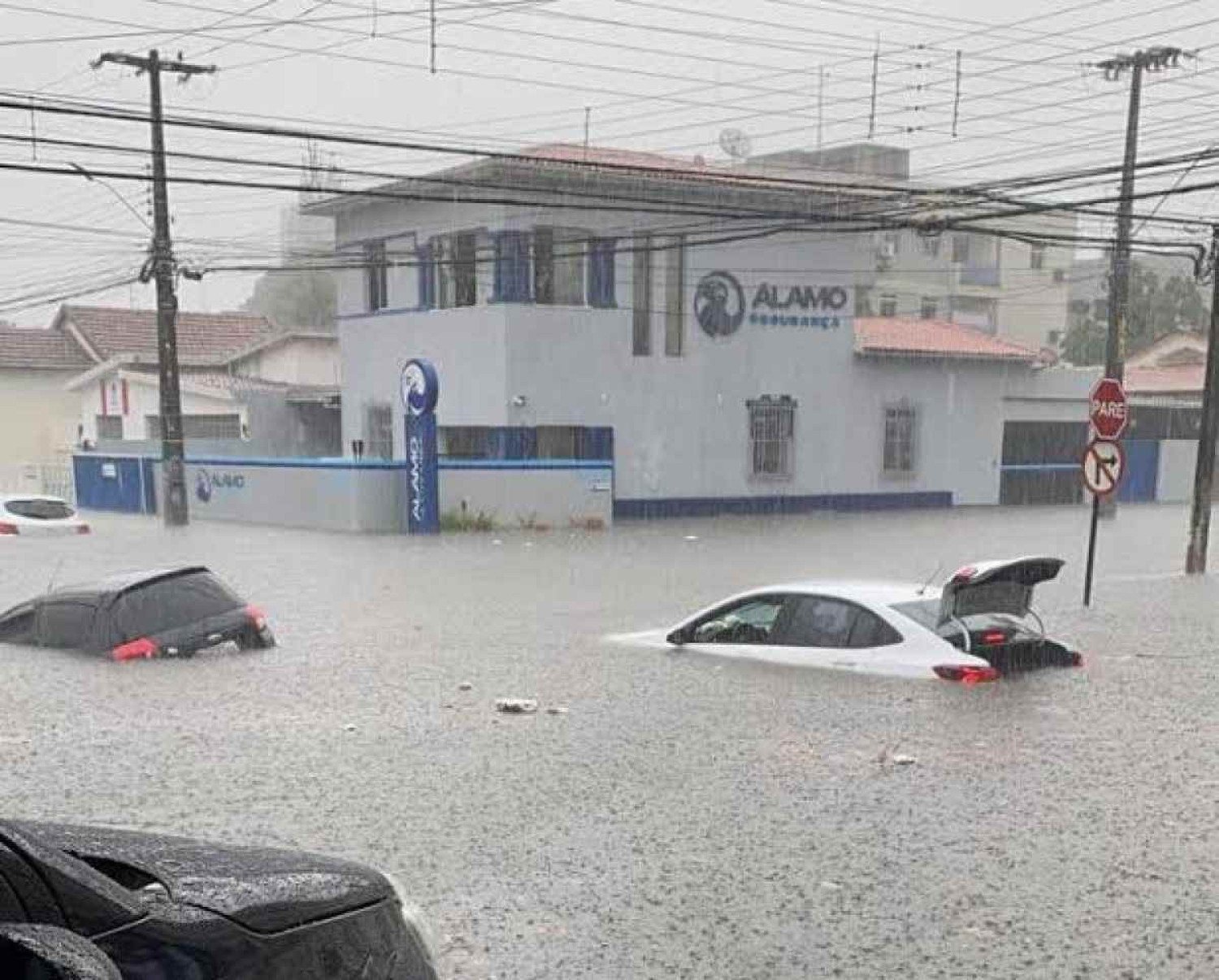 Chuvas fortes atingem João Pessoa e deixam ruas alagadas; veja vídeo