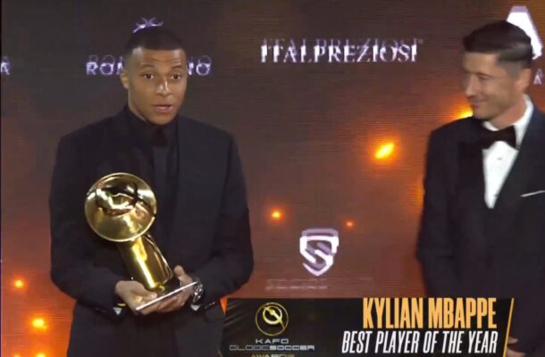 Mbappé eleito melhor jogador do mundo no Globe Soccer Awards