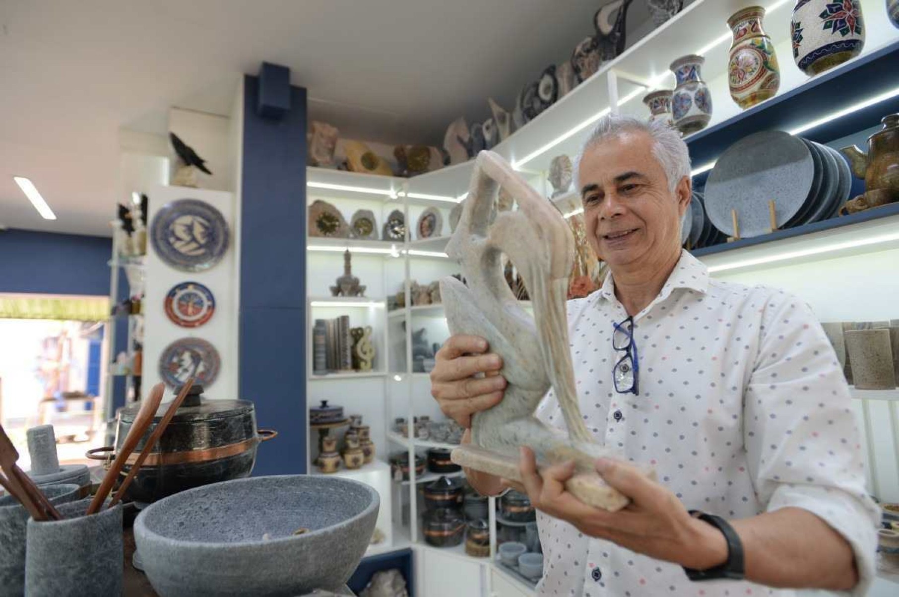 A especialidade da loja que Maridelcio Ribeiro e a mulher Ester Cotrim têm na Feira da Torre são as peças feitas com pedra sabão