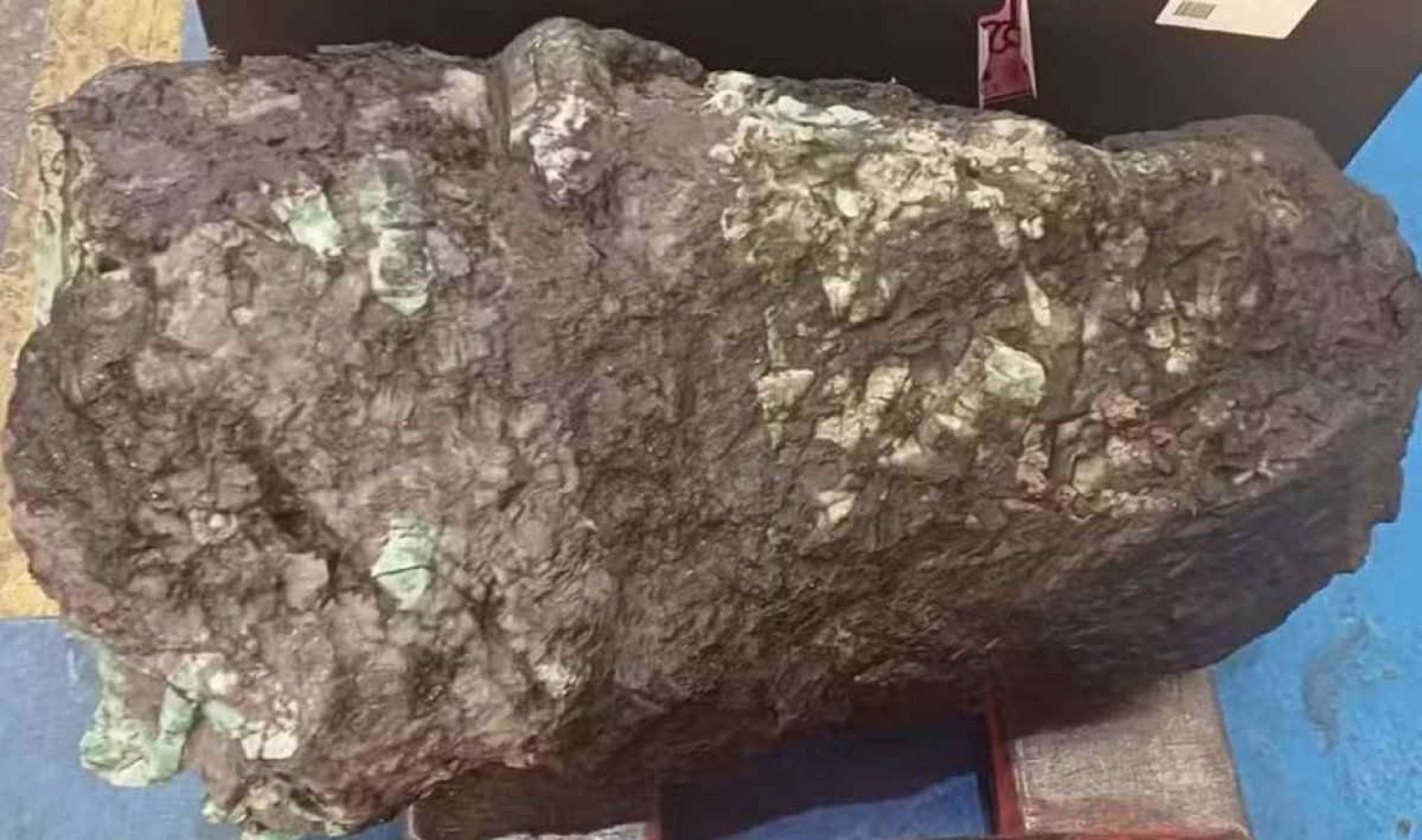 Pedra gigante com esmeralda é vendida por R$ 175 milhões