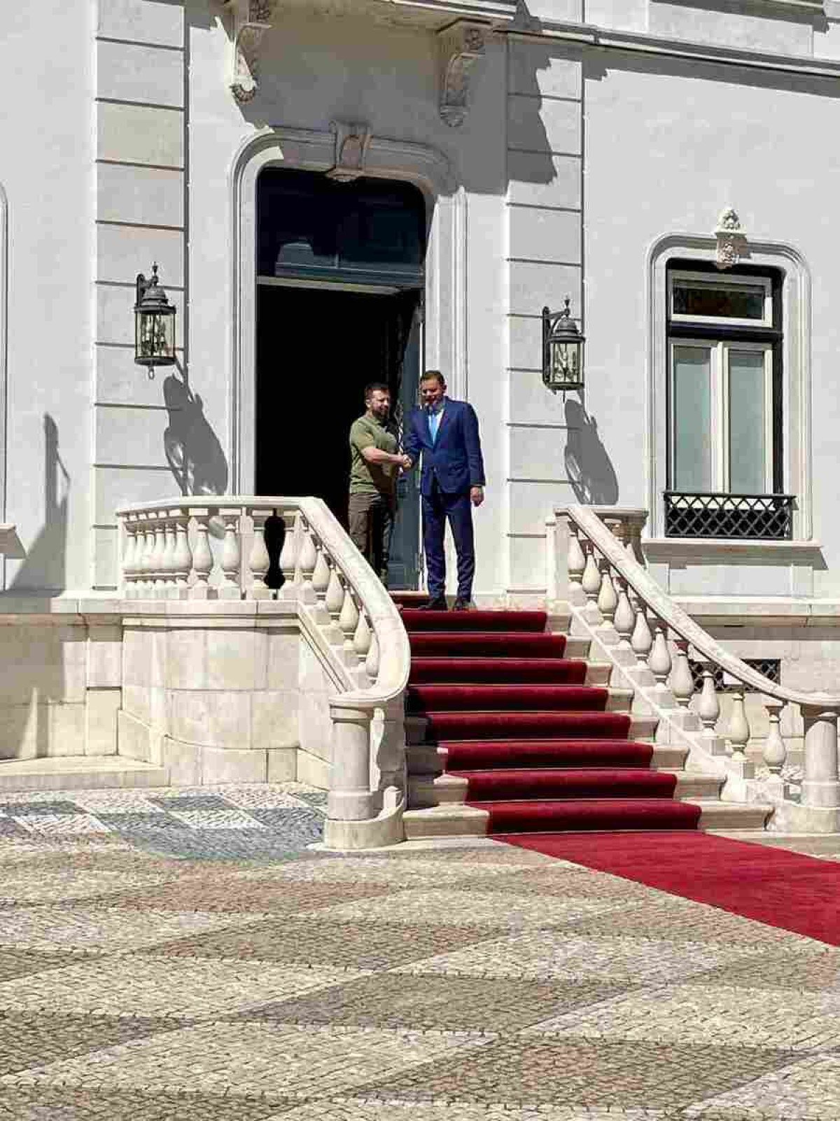 Montenegro (D) recebe Zelensky na porta do Palácio São Bento