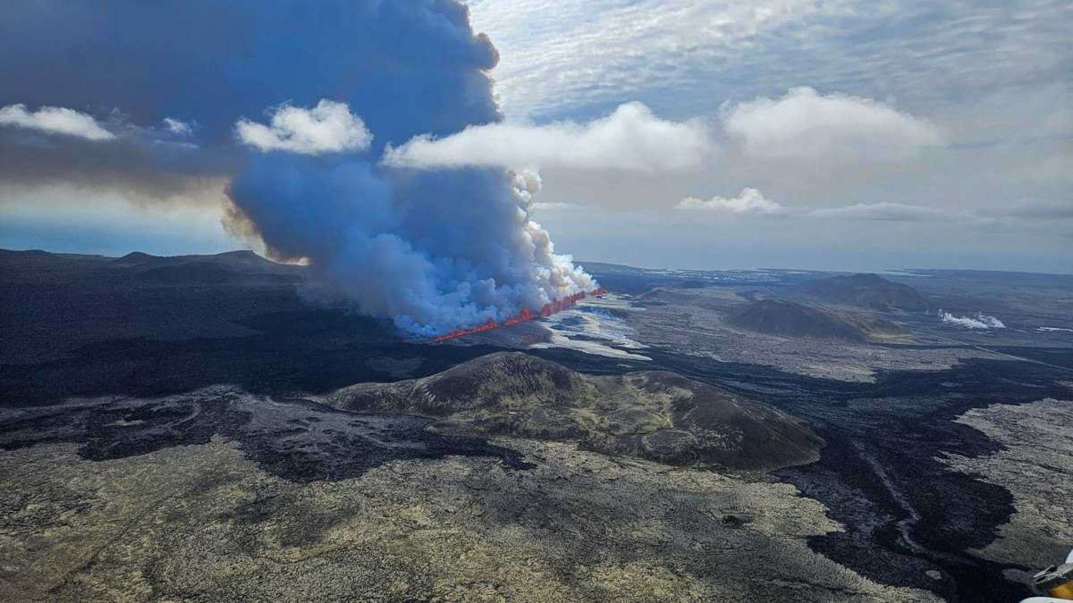 Imagens impressionantes mostram erupção de vulcão na Islândia