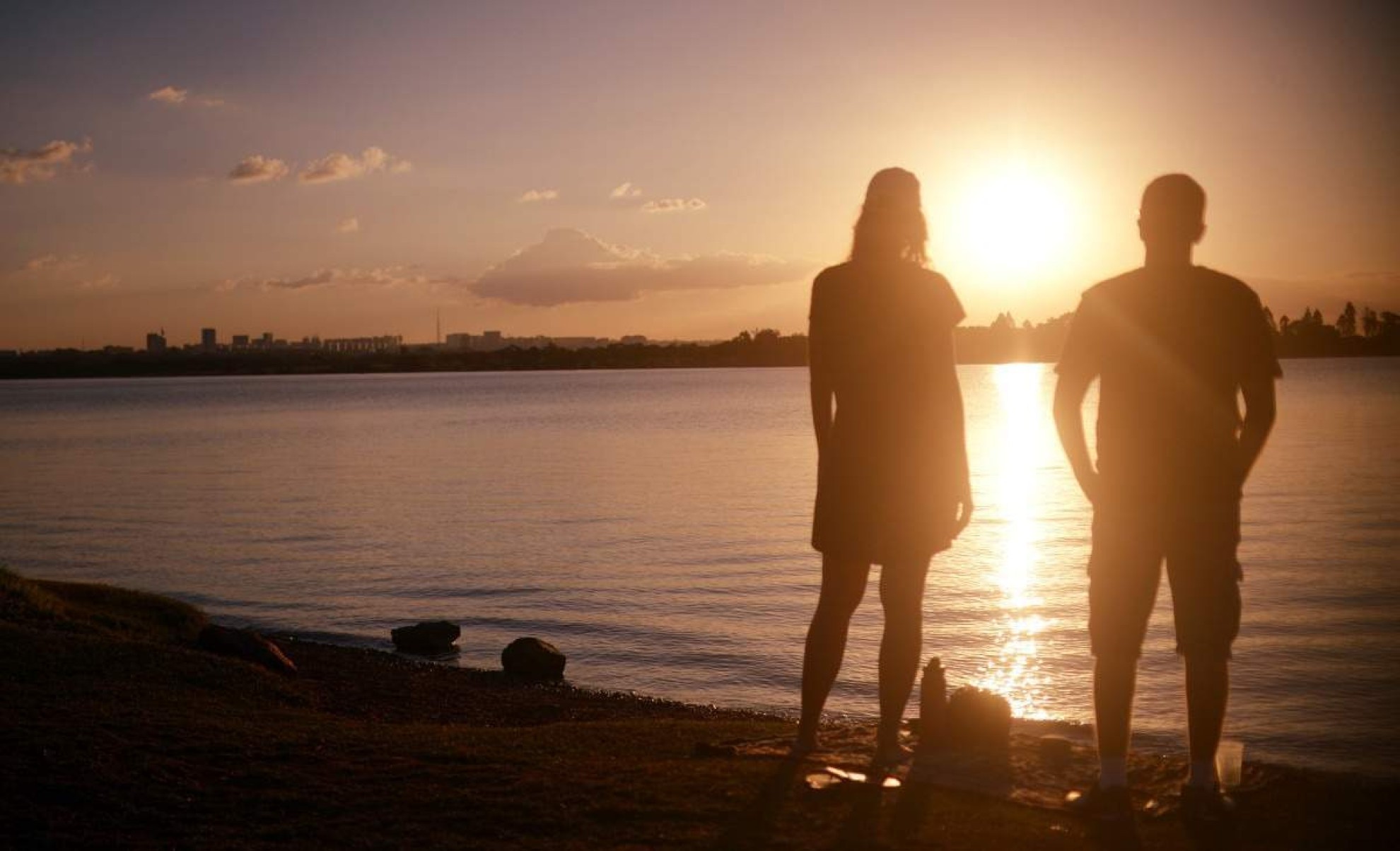 Lívia Flores e Krishna Noronha costumam escutar música na beira do lago