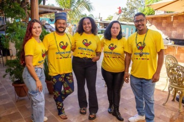 O produtor do projeto, Renato Gomes (segundo da esquerda para a direita) com a equipe de organização do Ogbon Mimo -  (crédito: Alexsandra Moreira — @iyalerifotografia)