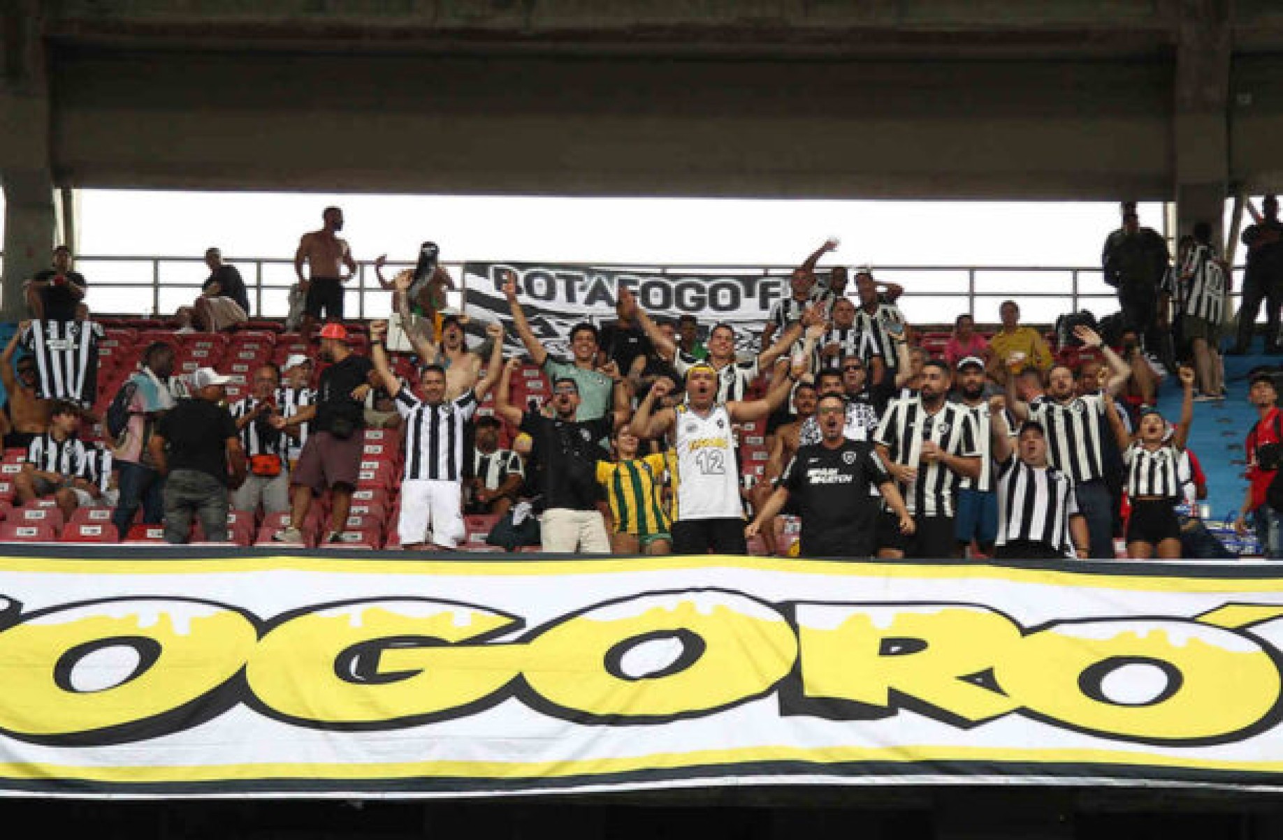 Torcida do Botafogo é expulsa de estádio faltando 15 minutos para o fim da partida