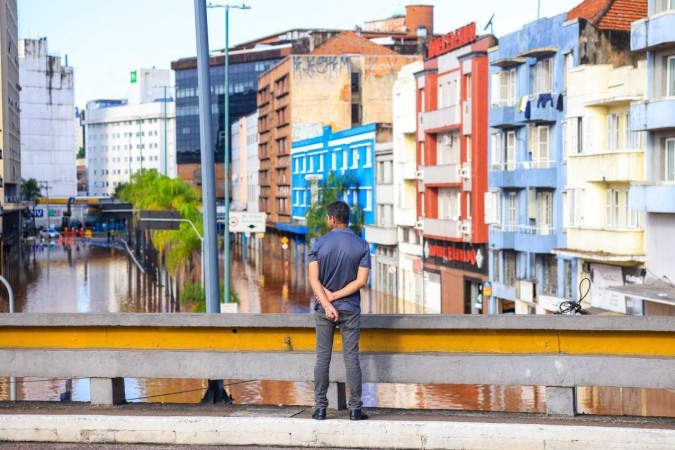 Do alto de um viaduto, uma das poucas vias a ficar sobre as águas, o morador de Porto Alegre vê a desolação da enchente no Centro da cidade -  (crédito: Gustavo Mansur/Palácio Piratini)