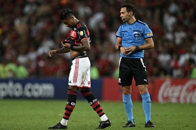 Flamengo precisa apresentar defesa de Bruno Henrique até o dia 5 de junho -  (crédito: Foto: Mauro Pimentel/AFP via Getty Images)