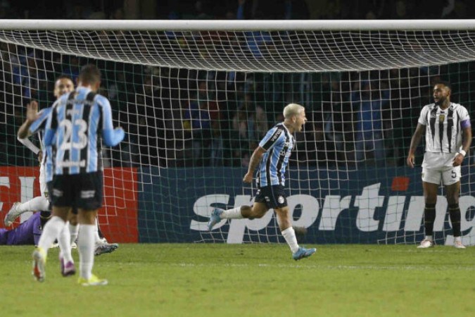 Soteldo vibra logo após abrir o placar para o Grêmio neste 4 a 0 sobre o The Strongest -  (crédito: Foto: Albari Rosa/AFP via Getty Images)