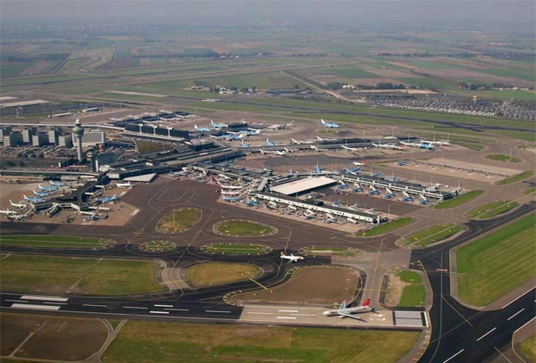 Pessoa morre ao ser sugada por turbina de avião em aeroporto