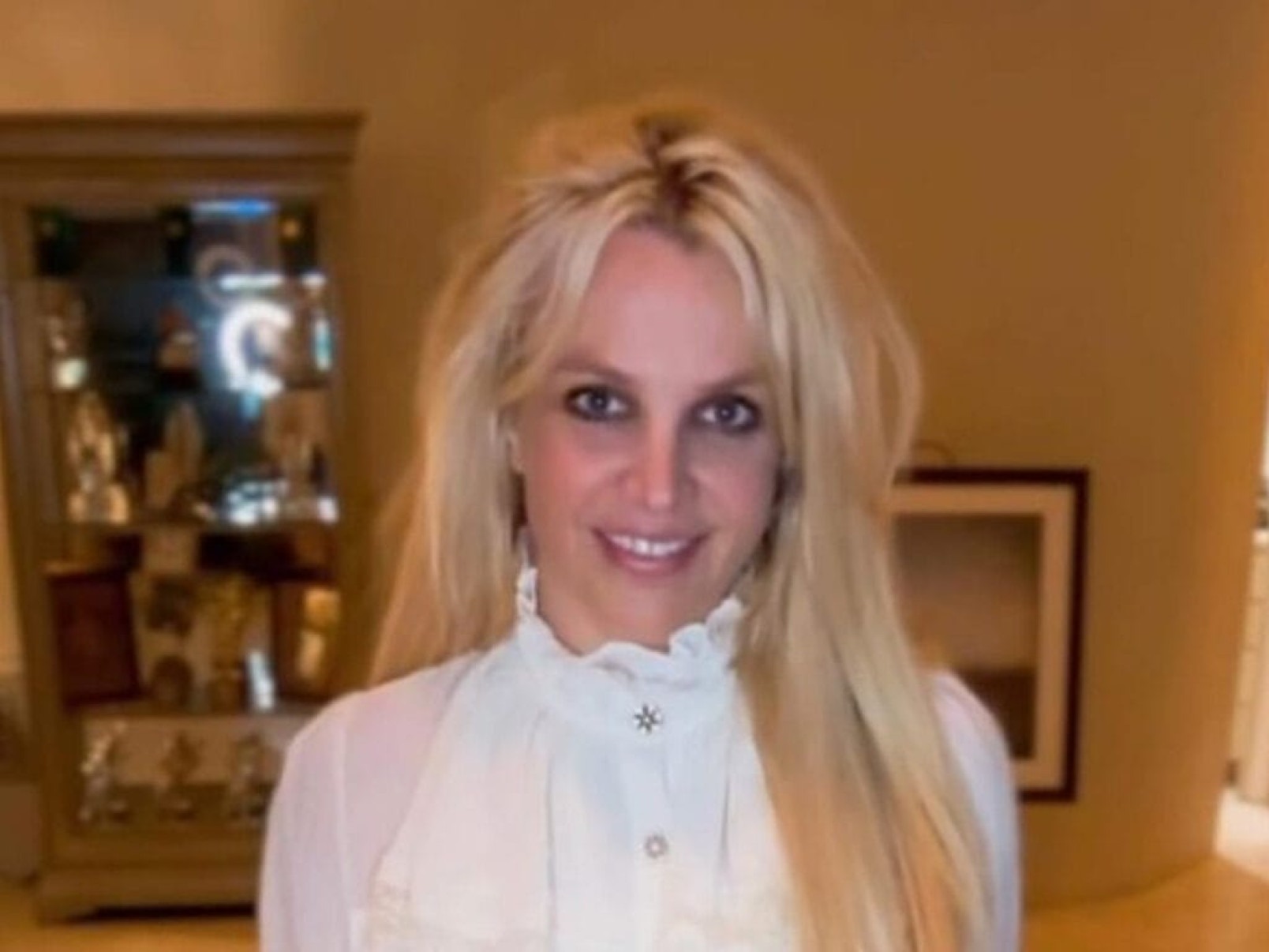 Britney Spears surge de biquíni em espelho e corpo chama atenção; Veja