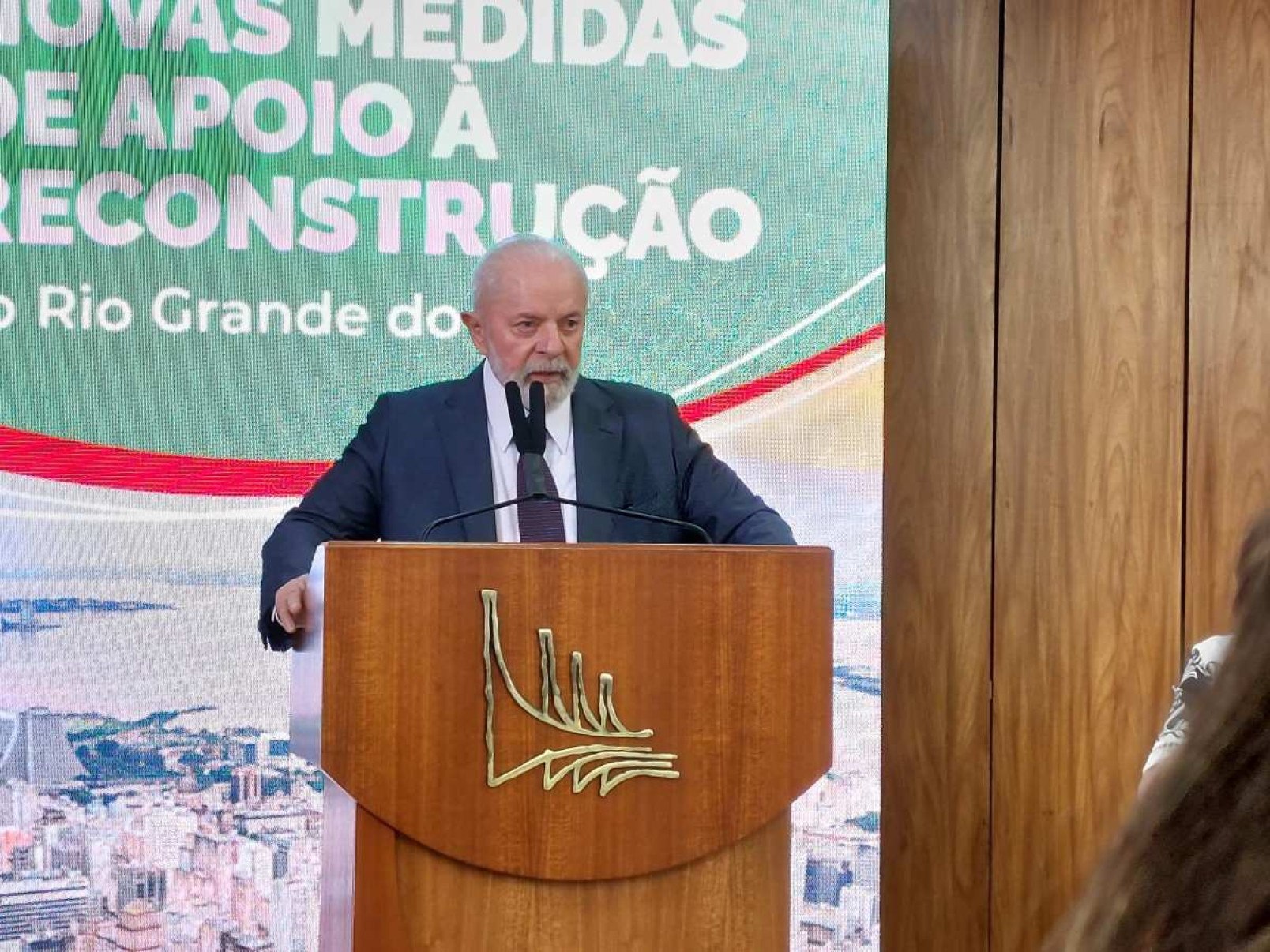 Lula celebra empregos: 