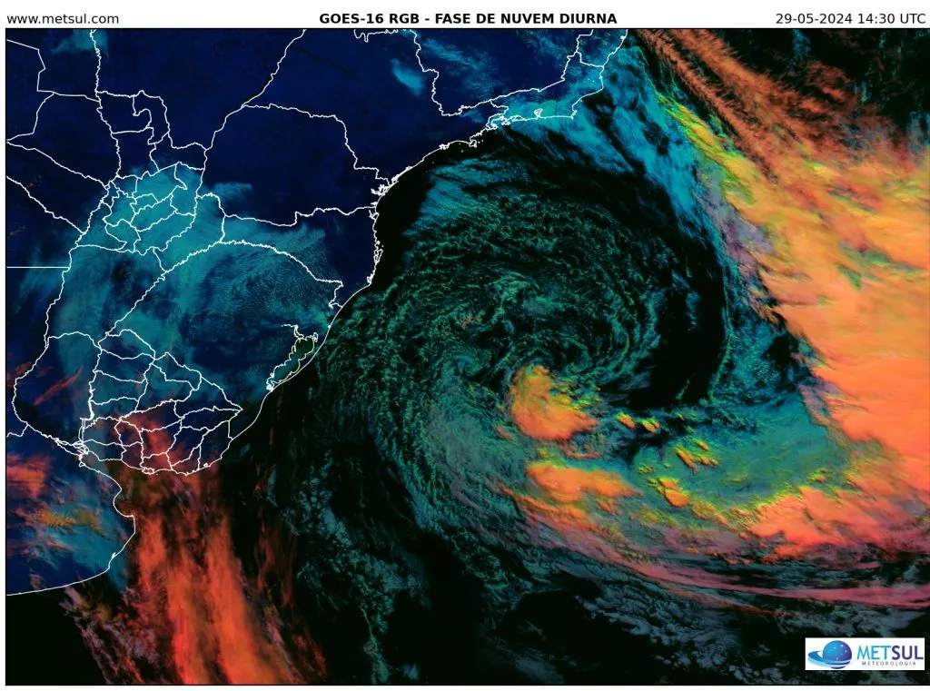 Ciclone se afasta do Rio Grande do Sul, mas segue no litoral