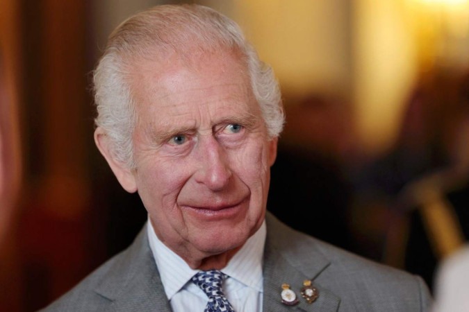 O rei Charles III da Grã-Bretanha reage durante uma cerimônia de entrega dos vencedores do Prince's Trust Award 2024 e embaixadores famosos, no Palácio de Buckingham, em Londres, em 22 de maio de 2024. -  (crédito: Chris Jackson / POOL / AFP)