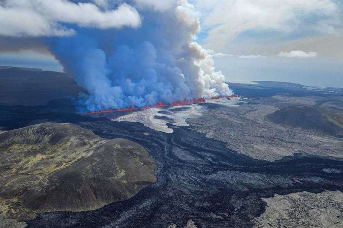 Nova erupção vulcânica na Islândia faz região evacuar moradores -  (crédito: HANDOUT / Icelandic Coast Guard / AFP)