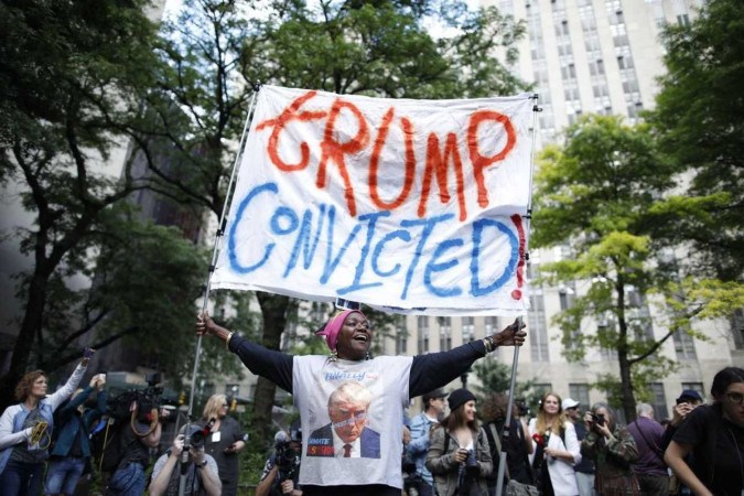 Mulher faz festa em frente ao Tribunal Criminal de Manhattan 