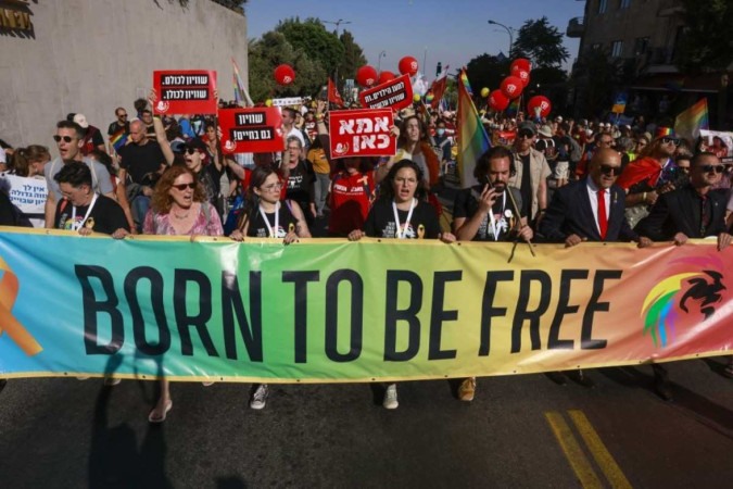 Pessoas marcham em Jerusalém em 30 de maio de 2024 durante a Parada do Orgulho anual de Jerusalém e em solidariedade aos israelenses mantidos reféns por militantes palestinos do Hamas em Gaza desde os ataques de 7 de outubro. -  (crédito:  Menahem KAHANA / AFP)