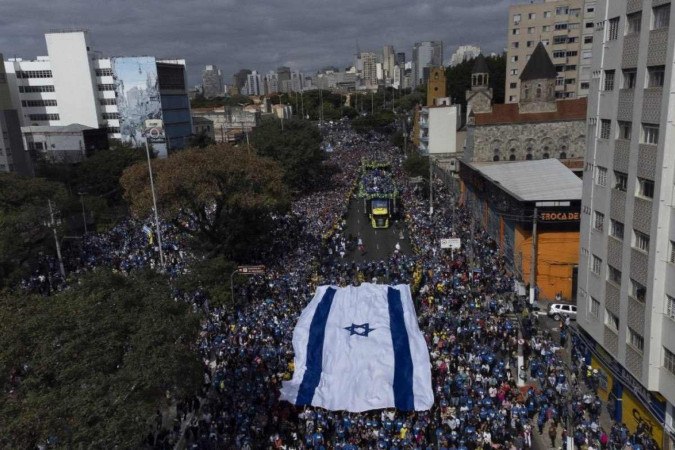 Marca da marcha, a bandeira de Israel voltou a ser estendida durante o evento -  (crédito: Miguel SCHINCARIOL / AFP)