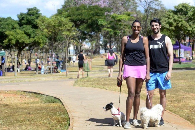 Carolina e Nur gostam de ir ao parque com Joe (E) e Dobby