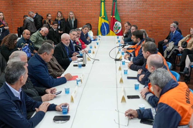 Leite se reúne com Lula e a comitiva dos Três Poderes, no começo da reação conjunta ao desastre. Com os dias, divergências foram surgindo -  (crédito: Mauricio Tonetto/Secom/GRS)