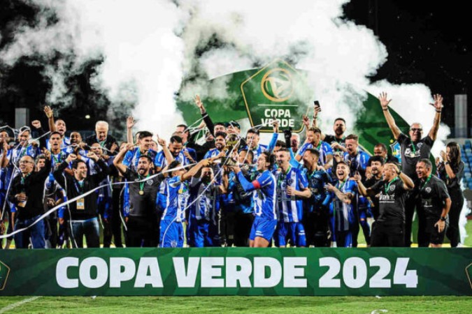 Jogadores do Paysandu erguem o troféu da Copa Verde após nova vitória por goleada sobre o Vila Nova -  (crédito: Foto: Divulgação/CBF)