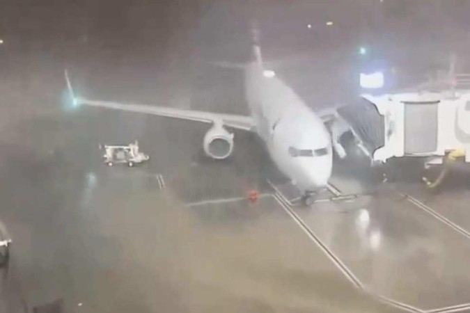 Avião foi empurrado no momento em que tempestades e ventos fortes assolavam o Texas -  (crédito: Reprodução/X/@aviationbrk)