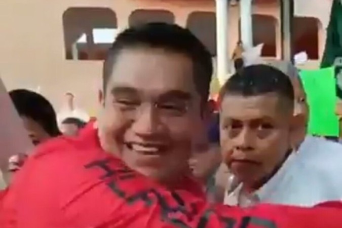Sorridente, José Alfredo Cabrera Barrientos cumprimenta eleitores, em Coyuca de Benítez