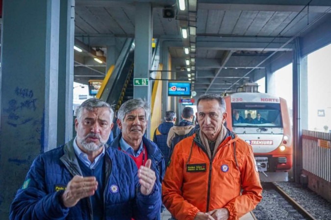 Ministros Paulo Pimenta (E) e Waldez Goés (D) acompanham o reinício das operações do metrô de superfície gaúcho, ainda sem acesso à capital -  (crédito: trensurb/Reprodução)