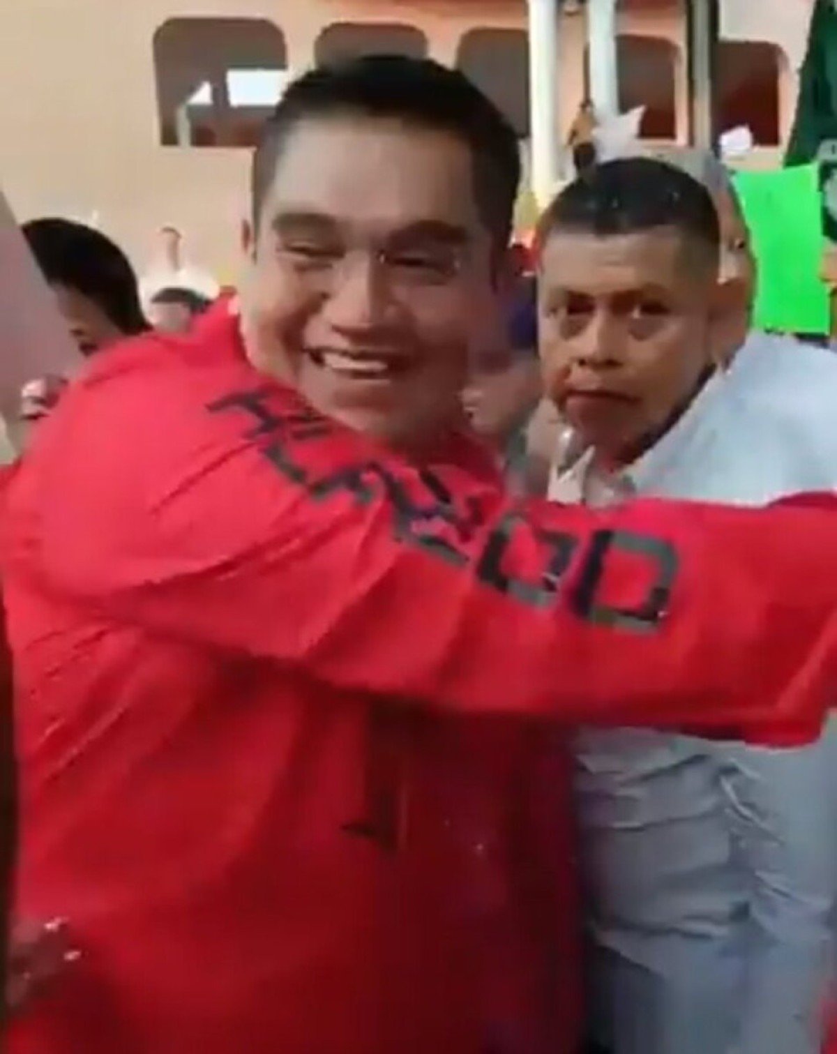 Sorridente, Jose Alfredo Cabrera Barrientos cumprimenta eleitores, em Coyuca de Benítez