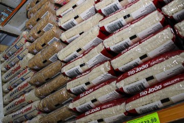 Após dobrar de preço nas prateleiras, valor do arroz começa a recuar, mas governo está de olho -  (crédito:  Kayo Magalhães/CB/D.A Press)