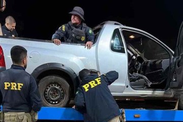 Paraguaio reboca carro quebrado e é preso com 98 kg de maconha -  (crédito: PRFGO)