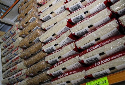Após dobrar de preço nas prateleiras, valor do arroz começa a recuar, mas governo está de olho -  (crédito:  Kayo Magalhães/CB/D.A Press)