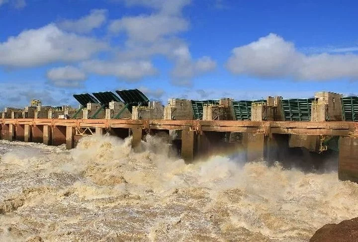 Uma usina hidrelétrica é um tipo de construção que utiliza o movimento da água de rios para produzir eletricidade. Para construir uma, é necessário represar a água de um rio, ocupando uma grande área.  -  (crédito: Divulgação)