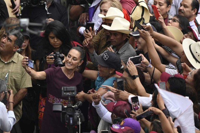 Claudia Sheinbaum tira fotos com eleitores, durante encerramento de campanha, na Cidade do México: 