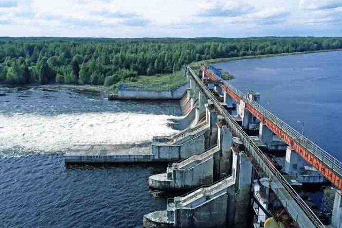 8º) Krasnoyarsk (Rússia): A Rússia tem o maior potencial de energia hidrelétrica do mundo, e a Usina de Krasnoyarsk é a segunda maior do país. Localizada Rio Yenisei, na Sibéria, ela tem uma capacidade de 6.000 MW. -  (crédito:  Arhi78/Wikimédia Commons)